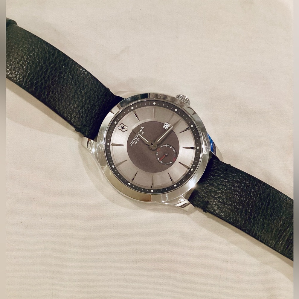 VICTORINOX Alliance 241765 Silver Quartz Stainless New Battery 44mm Men's Watch - Picture 3 of 16